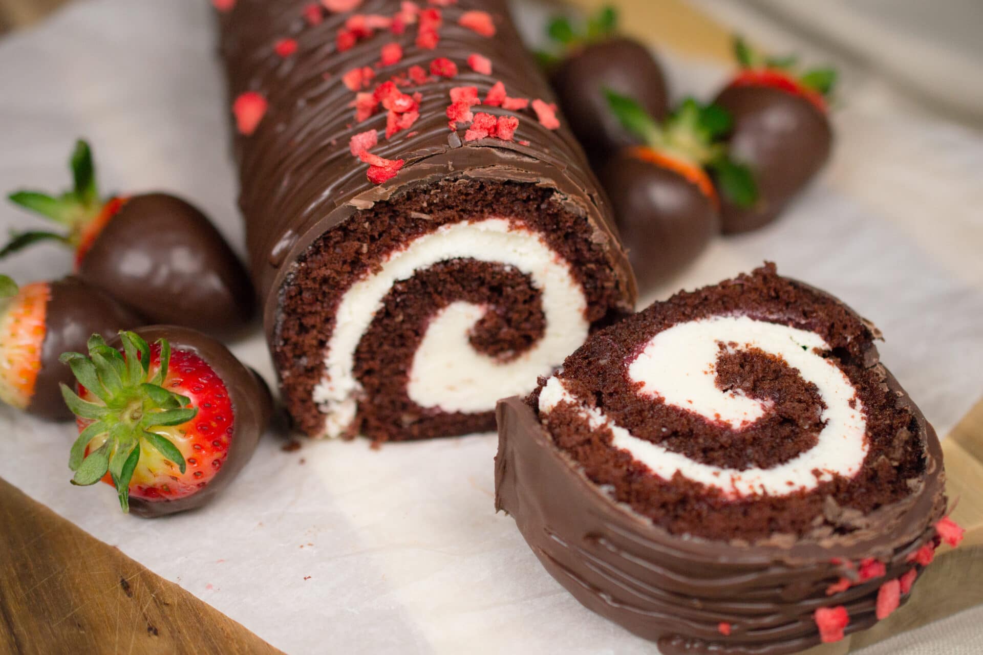Chocolate Strawberry Swiss Roll - youthsweets